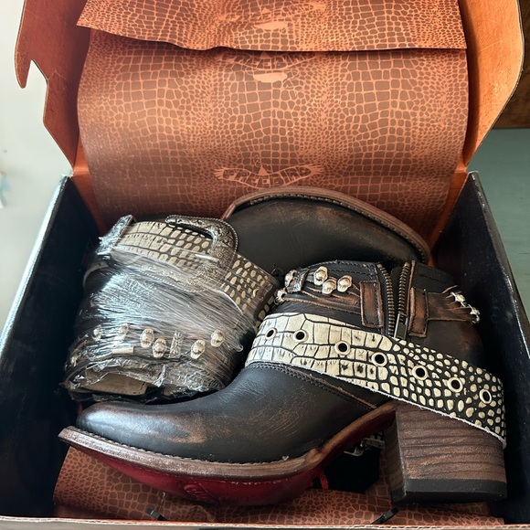 Freebird by Steven Saloon Black Leather Ankle Boots - Picture 3 of 4